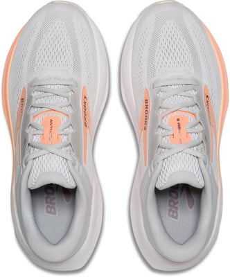 Ein Paar hellgrauer Laufschuhe mit orangefarbenen Details von oben. Ein Paar hellgrauer Laufschuhe mit orangefarbenen Details von oben.