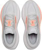 Ein Paar hellgrauer Laufschuhe mit orangefarbenen Details von oben.