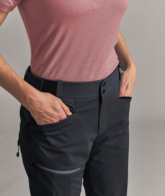 Detail einer Damen-Outdoorhose mit Eingrifftaschen und Reißverschlüssen. Detail einer Damen-Outdoorhose mit Eingrifftaschen und Reißverschlüssen.
