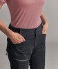 Detail einer Damen-Outdoorhose mit Eingrifftaschen und Reißverschlüssen.