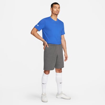 Ein Mann in einem blauen T-Shirt und grauen Shorts steht mit der Hand in der Hüfte. Ein Mann in einem blauen T-Shirt und grauen Shorts steht mit der Hand in der Hüfte.