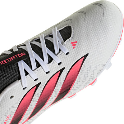 Weißer Fußballschuh mit rosa Adidas-Streifen und Predator-Schriftzug. Weißer Fußballschuh mit rosa Adidas-Streifen und Predator-Schriftzug.