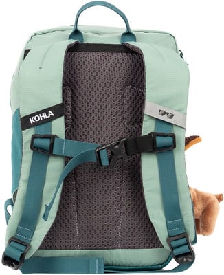 Grüner Rucksack mit schwarzem Netzrücken und Stofftier.