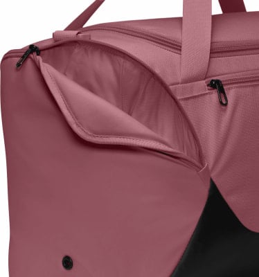 Eine rosafarbene Reisetasche mit offener Seitentasche und Reißverschluss. Eine rosafarbene Reisetasche mit offener Seitentasche und Reißverschluss.