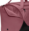 Eine rosafarbene Reisetasche mit offener Seitentasche und Reißverschluss.
