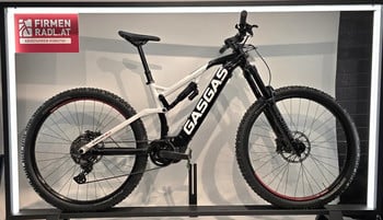 GASGAS E-Mountainbike mit weißem Rahmen und schwarzen Details auf einem Ständer.