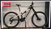 GASGAS E-Mountainbike mit weißem Rahmen und schwarzen Details auf einem Ständer.