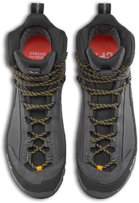 Draufsicht auf ein Paar dunkelgraue Wanderschuhe mit gelben Schnürsenkeln. Draufsicht auf ein Paar dunkelgraue Wanderschuhe mit gelben Schnürsenkeln.