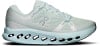 Hellblauer Laufschuh mit ON-Logo und charakteristischer Cloudtec-Technologie.