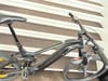 Ein schwarzes Haibike E-Bike mit Federung auf einer Treppe.