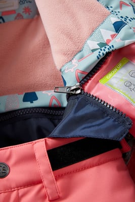Detail einer Kinderjacke mit Futter, Reißverschluss und Bergmuster. Detail einer Kinderjacke mit Futter, Reißverschluss und Bergmuster.