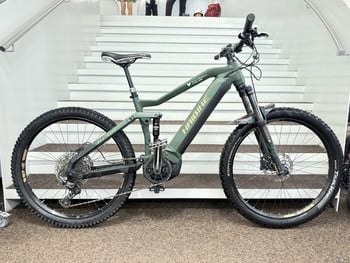 Grünes E-Bike von Haibike auf einer Treppe.