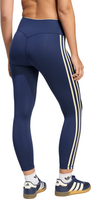 Dunkelblaue Adidas Leggings für Damen mit beigen Streifen und weißen Socken. Dunkelblaue Adidas Leggings für Damen mit beigen Streifen und weißen Socken.