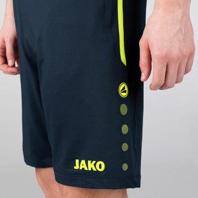 Dunkelblaue Shorts mit neongelbem Logo und Streifen.
