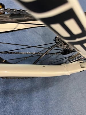 Ein weißes Fahrrad mit schwarzen Schriftzügen und Kette auf blauem Hintergrund. Ein weißes Fahrrad mit schwarzen Schriftzügen und Kette auf blauem Hintergrund.