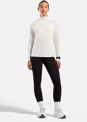 Frau in langärmeligem weißem Oberteil und schwarzer Leggings, Laufschuhe. Frau in langärmeligem weißem Oberteil und schwarzer Leggings, Laufschuhe.