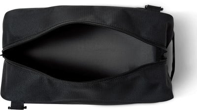 Schwarze Stofftasche mit offenem Reißverschluss auf weißem Hintergrund.