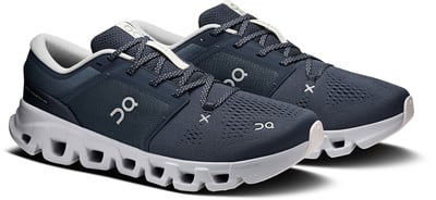 Herren-Laufschuhe in Dunkelblau mit weißer Sohle und grauen Schnürsenkeln.