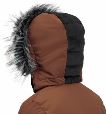 Rückansicht der Kapuze einer Jacke mit Kunstfell und gesteppten schwarzen Einsätzen.