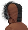 Rückansicht der Kapuze einer Jacke mit Kunstfell und gesteppten schwarzen Einsätzen.