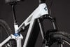 Detail eines weißen E-Bikes mit schwarzer Gabel und RockShox-Dämpfer.