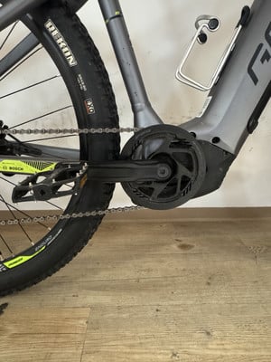 Detail eines E-Bikes mit Kette, Kurbel und Fahrradrahmen. Detail eines E-Bikes mit Kette, Kurbel und Fahrradrahmen.