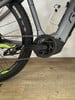 Detail eines E-Bikes mit Kette, Kurbel und Fahrradrahmen.