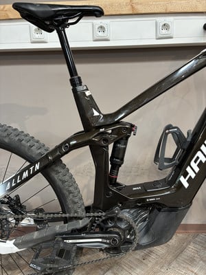 Detail eines Mountain-Elektrofahrrads mit Dämpfer und Pedalen. Detail eines Mountain-Elektrofahrrads mit Dämpfer und Pedalen.