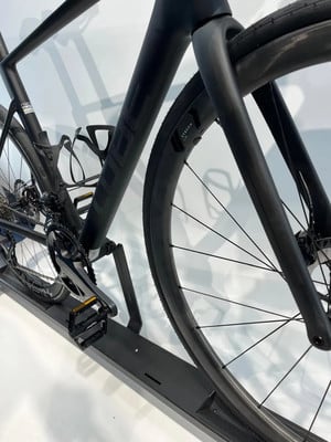 Ein schwarzer Rennradrahmen mit Carbonfelgen und Pedalen. Ein schwarzer Rennradrahmen mit Carbonfelgen und Pedalen.