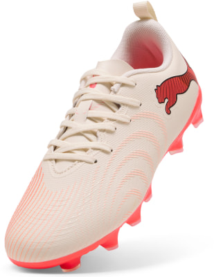 Beige Fußballschuhe von Puma mit rosa Logo und Sohle. Beige Fußballschuhe von Puma mit rosa Logo und Sohle.