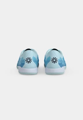 Rückansicht auf hellblaue Turnschuhe mit Wellenmuster und Logo an der Ferse. Rückansicht auf hellblaue Turnschuhe mit Wellenmuster und Logo an der Ferse.