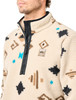 Beige Fleecejacke mit Reißverschluss und geometrischem Muster.
