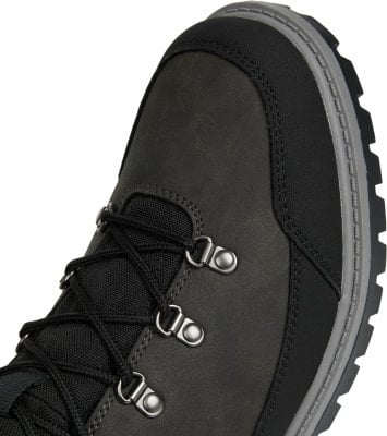 Detailspitze eines dunklen Wanderschuhs mit Schnürsenkeln und Metallösen. Detailspitze eines dunklen Wanderschuhs mit Schnürsenkeln und Metallösen.