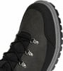Detailspitze eines dunklen Wanderschuhs mit Schnürsenkeln und Metallösen.