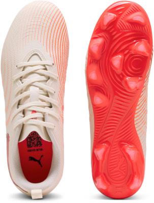 Weiße Puma Fußballschuhe mit orangefarbenen Streifen und roter Sohle. Weiße Puma Fußballschuhe mit orangefarbenen Streifen und roter Sohle.