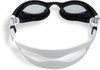 Schwarze Schwimmbrille mit weißem Band und Arena-Logo.