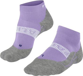 Zwei violette Knöchelsocken mit grauen Elementen und Schriftzug.