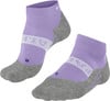 Zwei violette Knöchelsocken mit grauen Elementen und Schriftzug.
