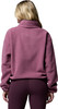 Rückansicht einer Frau in einem rosafarbenen Fleece-Pullover und lila Leggings.