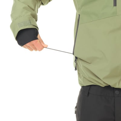 Detail einer Jacke mit einer Hand, die eine Kordel am Reißverschluss hält. Detail einer Jacke mit einer Hand, die eine Kordel am Reißverschluss hält.