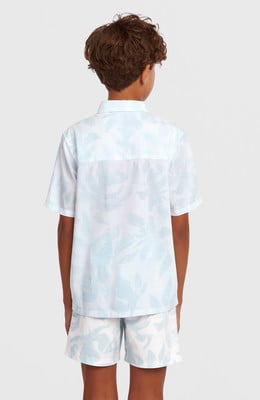 Rückansicht eines Jungen im Hawaiihemd und Shorts mit Blumenmuster. Rückansicht eines Jungen im Hawaiihemd und Shorts mit Blumenmuster.