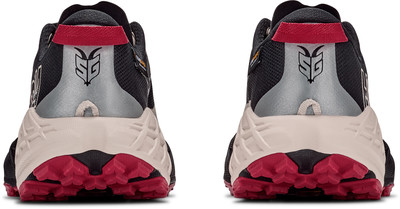 Rückansicht eines Paares Laufschuhe mit roten und beige Details. Rückansicht eines Paares Laufschuhe mit roten und beige Details.