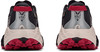 Rückansicht eines Paares Laufschuhe mit roten und beige Details.