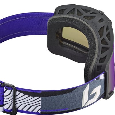 Skibrille mit violettem Band und schwarz-weißem Muster.