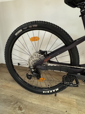 Hinterrad eines Mountainbikes mit Maxxis Rekon Reifen und Schaltwerk. Hinterrad eines Mountainbikes mit Maxxis Rekon Reifen und Schaltwerk.