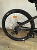 Hinterrad eines Mountainbikes mit Maxxis Rekon Reifen und Schaltwerk.