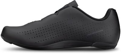 Schwarzer Radschuh mit perforiertem Design und dem Schriftzug Linear Airflow Design. Schwarzer Radschuh mit perforiertem Design und dem Schriftzug Linear Airflow Design.