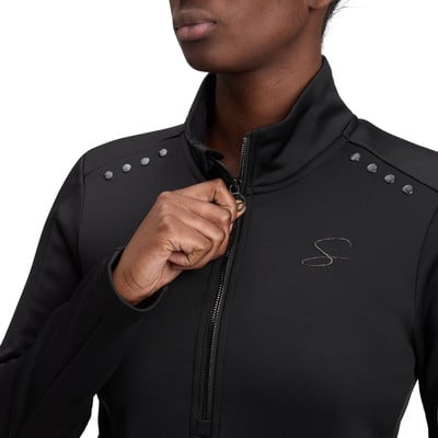 Nahaufnahme einer schwarzen Jacke mit Ziernieten an den Schultern und einem Reißverschluss. Nahaufnahme einer schwarzen Jacke mit Ziernieten an den Schultern und einem Reißverschluss.