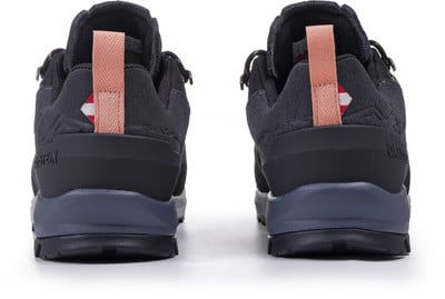 Rückansicht eines Paares dunkler Wanderschuhe mit rosa Schlaufe und Logo. Rückansicht eines Paares dunkler Wanderschuhe mit rosa Schlaufe und Logo.