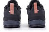 Rückansicht eines Paares dunkler Wanderschuhe mit rosa Schlaufe und Logo.